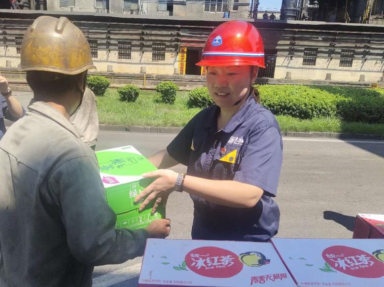 高溫慰問送清涼，情系一線暖人2.jpg