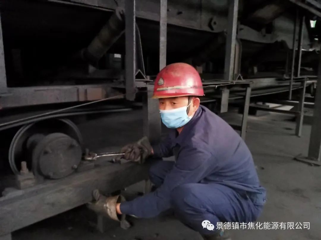 “老線這邊人手不夠，你們那邊有誰可以過來支援？”“好的，我馬上來。”聽到這個(gè)消息時(shí)，羅國安剛剛結(jié)束新線的維修工作，但他二話不說，立即拿起維修包，投入到老線的維修工作當(dāng)中。每天工作10小時(shí)以上已經(jīng)成為抗疫期間的常態(tài)，雖然身體很疲憊，但是他沒有任何怨言，“確實(shí)很辛苦、很累，但現(xiàn)在正是特殊時(shí)期，只有保障公司生產(chǎn)經(jīng)營“不斷檔”，我們生活才能“不斷線”，恰恰我所在的運(yùn)輸廠就是承擔(dān)著焦炭煤炭運(yùn)輸?shù)闹匾氊?zé)，所以我更應(yīng)該恪盡職守，保障好這些設(shè)備的穩(wěn)定運(yùn)行?！?jpg